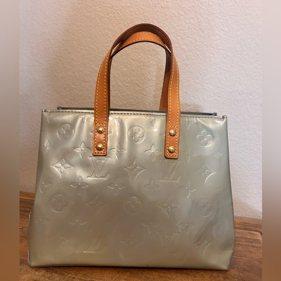 Stunning A CONDITION Louis Vuitton Monogram Vernis Reade PM Hand Bag Gris M91145 - Picture 3 of 8